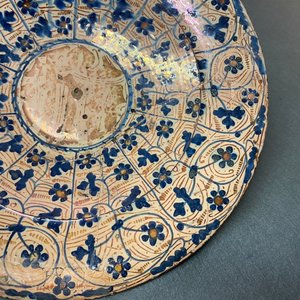 Un plat 'IHS' hispano-mauresque à émail lustré, Manises, Espagne, 15ème — photo 3