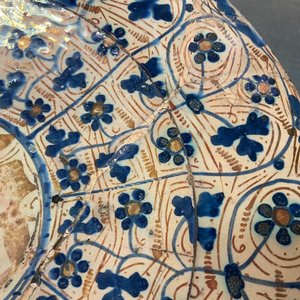 Un plat 'IHS' hispano-mauresque à émail lustré, Manises, Espagne, 15ème — photo 6