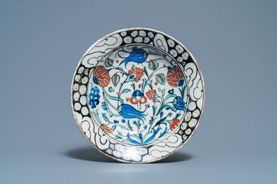 Un plat Iznik à décor de tulipes et de fleurs d'oeillet, Turquie, vers 1600