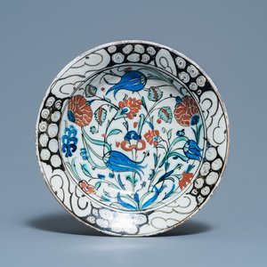 Un plat Iznik à décor de tulipes et de fleurs d'oeillet, Turquie, vers 1600 — photo 1