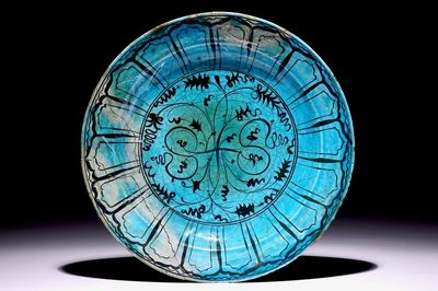 Un plat Kubachi en turquoise et noir, Iran, 17ème