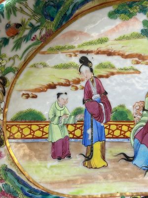 Un plat lobé armorié en porcelaine de Chine famille rose de Canton et une assiette, 19ème — photo 11