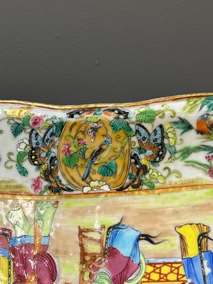 Un plat lobé armorié en porcelaine de Chine famille rose de Canton et une assiette, 19ème — photo 13