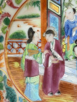 Un plat lobé armorié en porcelaine de Chine famille rose de Canton et une assiette, 19ème — photo 4