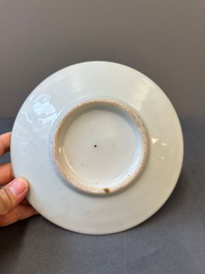 Un plat lobé armorié en porcelaine de Chine famille rose de Canton et une assiette, 19ème — photo 6