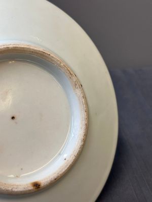 Un plat lobé armorié en porcelaine de Chine famille rose de Canton et une assiette, 19ème — photo 8