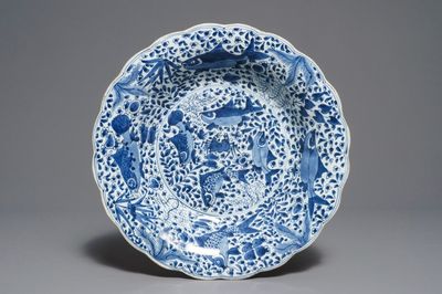 Un plat lobé en porcelaine de Chine bleu et blanc à décor de poissons, Kangxi