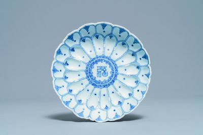 Un plat moulé en forme de lotus en porcelaine de Chine en bleu et blanc, marque et époque de Kangxi