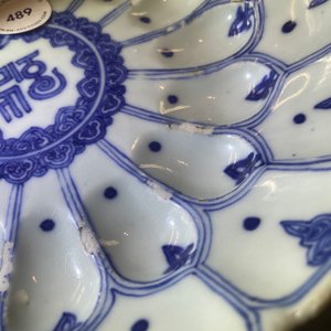 Un plat moulé en forme de lotus en porcelaine de Chine en bleu et blanc, marque et époque de Kangxi — photo 12