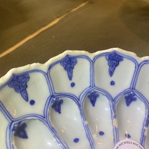 Un plat moulé en forme de lotus en porcelaine de Chine en bleu et blanc, marque et époque de Kangxi — photo 15