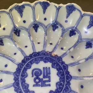 Un plat moulé en forme de lotus en porcelaine de Chine en bleu et blanc, marque et époque de Kangxi — photo 17