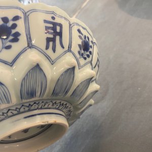 Un plat moulé en forme de lotus en porcelaine de Chine en bleu et blanc, marque et époque de Kangxi — photo 18
