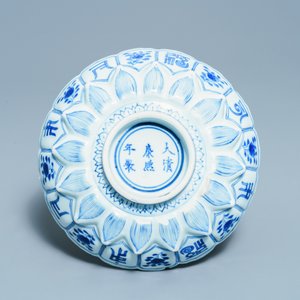 Un plat moulé en forme de lotus en porcelaine de Chine en bleu et blanc, marque et époque de Kangxi — photo 2