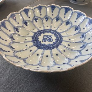 Un plat moulé en forme de lotus en porcelaine de Chine en bleu et blanc, marque et époque de Kangxi — photo 24