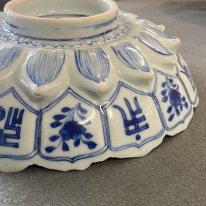Un plat moulé en forme de lotus en porcelaine de Chine en bleu et blanc, marque et époque de Kangxi — photo 25