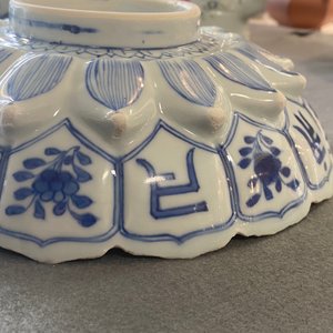 Un plat moulé en forme de lotus en porcelaine de Chine en bleu et blanc, marque et époque de Kangxi — photo 28