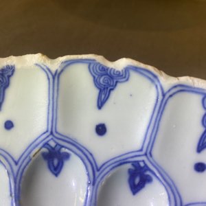 Un plat moulé en forme de lotus en porcelaine de Chine en bleu et blanc, marque et époque de Kangxi — photo 9
