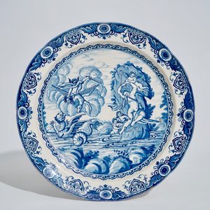 Un plat mythologique "Persée et Andromède" en faïence de Delft bleu et blanc, vers 1700 — photo 1