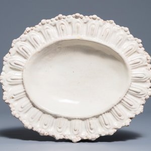 Un plat ovale à décor en relief en majolique italienne, Faenza, 17ème — photo 1