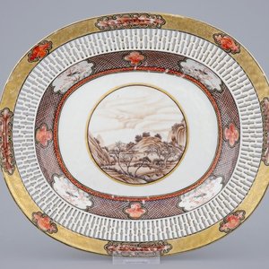 Un plat ovale à l'aile ajouré en porcelaine de Chine grisaille et doré de type Rockefeller, 18ème — photo 1