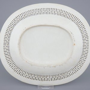 Un plat ovale à l'aile ajouré en porcelaine de Chine grisaille et doré de type Rockefeller, 18ème — photo 2