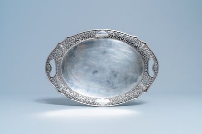 Un plat ovale en argent à décor floral incisé, Thaïlande, 19/20ème