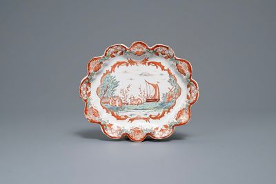 Un plat ovale en faïence de Delft doré à bord côtelé, 18ème