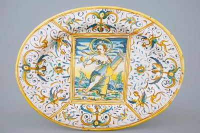 Un plat ovale en majolique italienne au décor de Pomona, déesse du fruit, Deruta, 17ème
