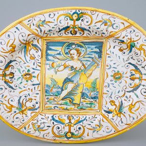 Un plat ovale en majolique italienne au décor de Pomona, déesse du fruit, Deruta, 17ème — photo 1