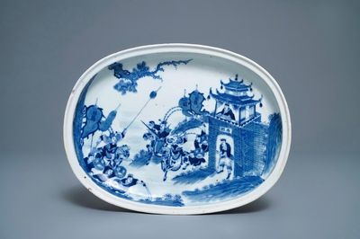 Un plat ovale en porcelaine de Chine 'Bleu de Hue' pour le Vietnam, 19ème