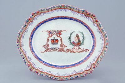 Un plat ovale en porcelaine de Chine famille rose à décor pour le marché anglais, 18ème