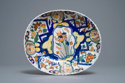 Un plat ovale lobé en faïence polychrome de Delft à décor dit au tonnerre, début du 18ème
