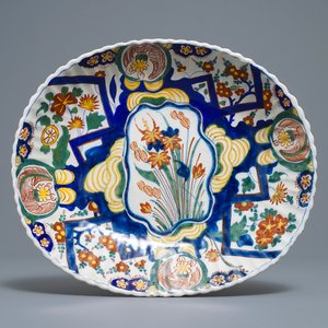 Un plat ovale lobé en faïence polychrome de Delft à décor dit au tonnerre, début du 18ème — photo 1