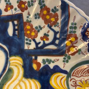 Un plat ovale lobé en faïence polychrome de Delft à décor dit au tonnerre, début du 18ème — photo 4