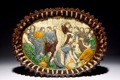 Un plat ovale sur piédouche dans le style de Palissy à décor du Lavement des pieds, 17ème
