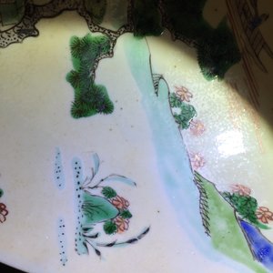 Un plat paysage en porcelaine de Chine famille verte sur fond café au lait, Kangxi — photo 3