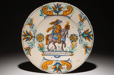 Un plat polychrome à décor d'un empéreur romain, poss. Espagne, Barcelone, 17/18ème