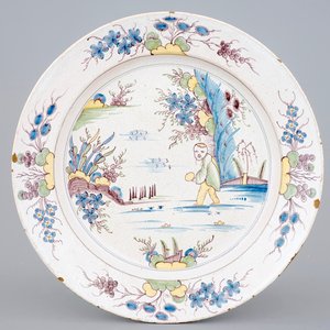 Un plat polychrome au décor chinoiserie, Saint-Amand-les-Eaux, 18ème — photo 1