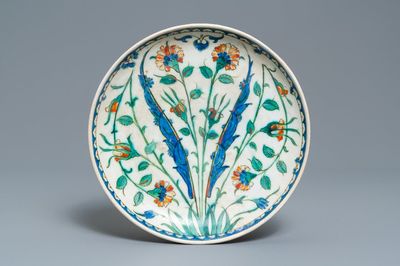 Un plat polychrome en céramique d'Iznik à décor floral, Turquie, fin du 16ème