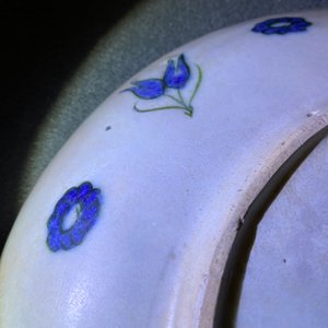 Un plat polychrome en céramique d'Iznik à décor floral, Turquie, fin du 16ème — photo 18