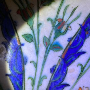 Un plat polychrome en céramique d'Iznik à décor floral, Turquie, fin du 16ème — photo 5