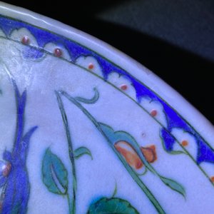 Un plat polychrome en céramique d'Iznik à décor floral, Turquie, fin du 16ème — photo 10