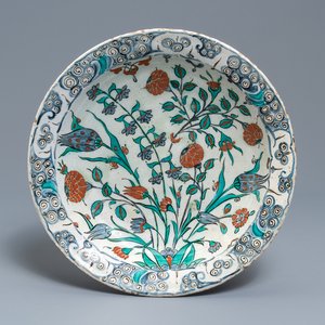 Un plat polychrome en céramique d'Iznik à décor floral, Turquie, fin du 16ème — photo 1
