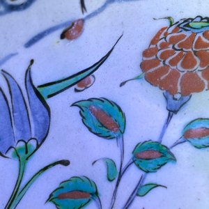 Un plat polychrome en céramique d'Iznik à décor floral, Turquie, fin du 16ème — photo 6