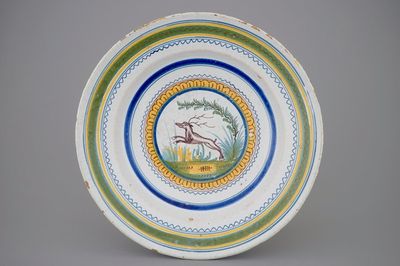 Un plat polychrome en faïence de Bruxelles décoré d'un cerf, 18ème