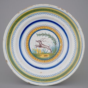 Un plat polychrome en faïence de Bruxelles décoré d'un cerf, 18ème — photo 1
