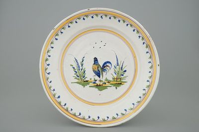 Un plat polychrome en faïence de Bruxelles décoré d'un coq, 18ème