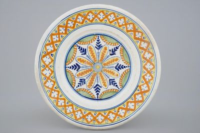 Un plat polychrome en majolique de Harlingen, la Frise, début du 17ème