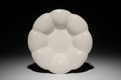 Un plat polylobé en faïence blanche de Delft, 17ème