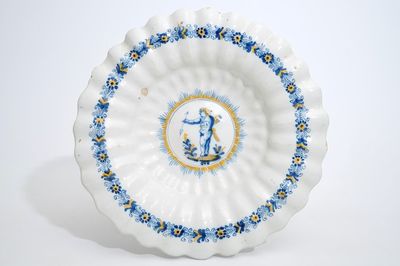 Un plat polylobé en faïence de Delft à décor d'un putto en bleu et jaune, Haarlem, 17ème